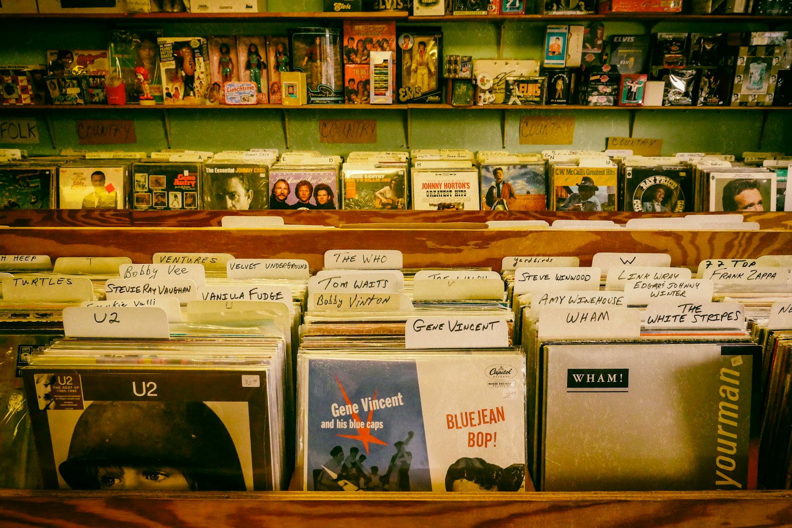 Bacs de vinyles dans un magasin de disques, le point de vente physique que le distributeur approvisionne