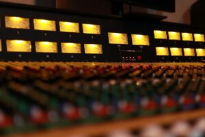 Console de mixage analogique Trident 80C dans un studio d’enregistrement