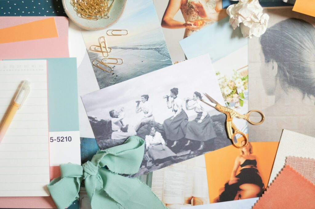 Images, découpages et ciseaux étalés sur une table pour composer une planche d’inspiration