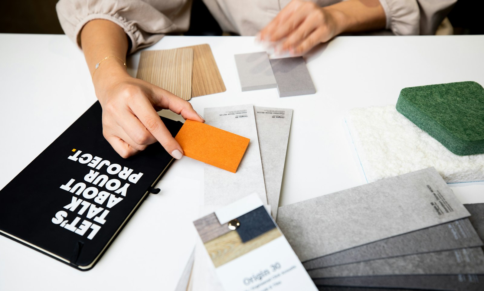 Personne rédigeant des notes à la main sur une feuille, comme pour un brief créatif