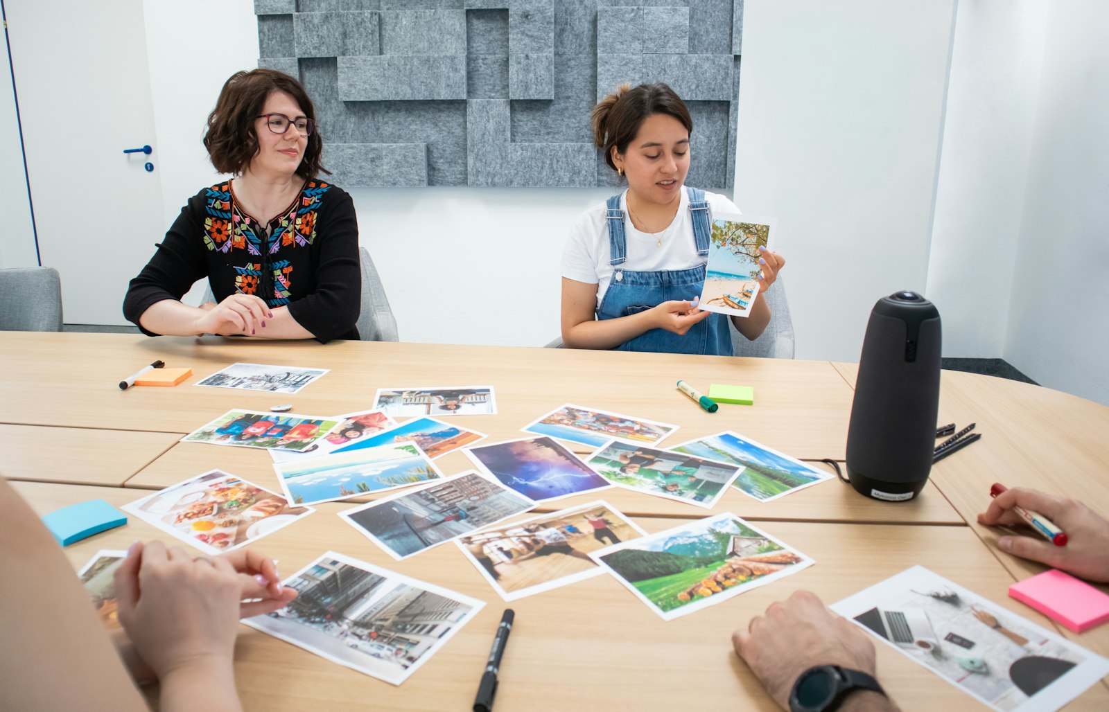 Équipe réunie autour d’une table en bois pendant une réunion de lancement de projet