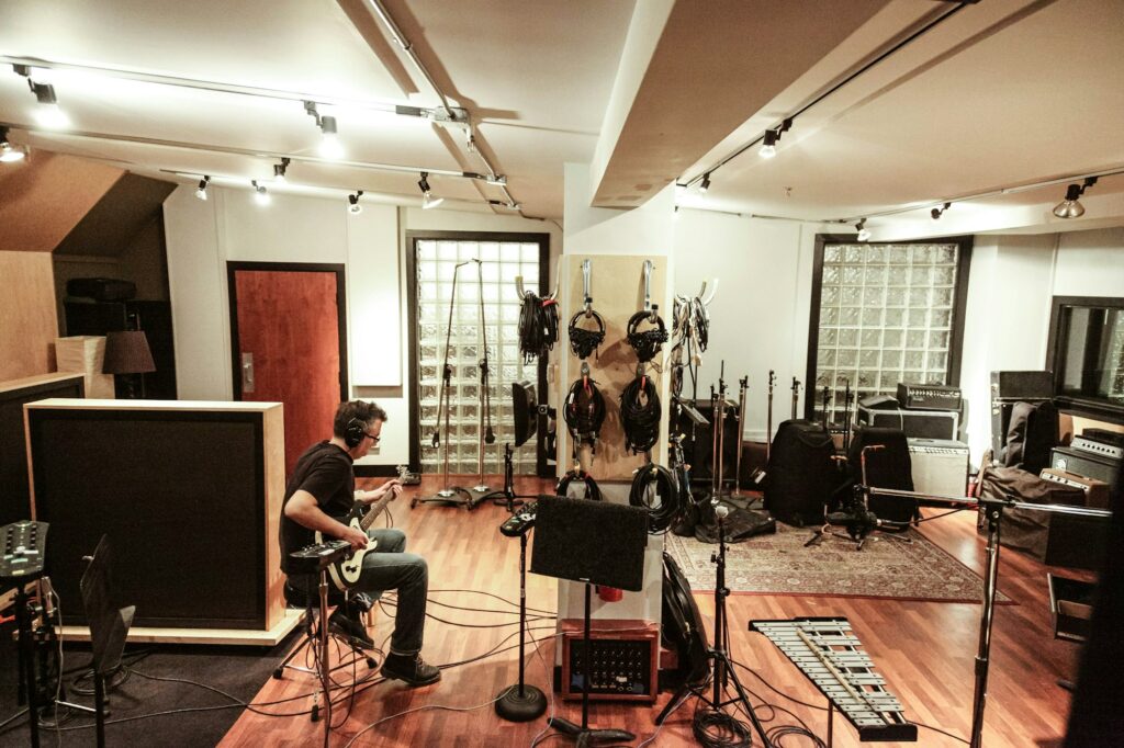 Groupe de musiciens jouant ensemble dans une pièce lors d’une session d’enregistrement