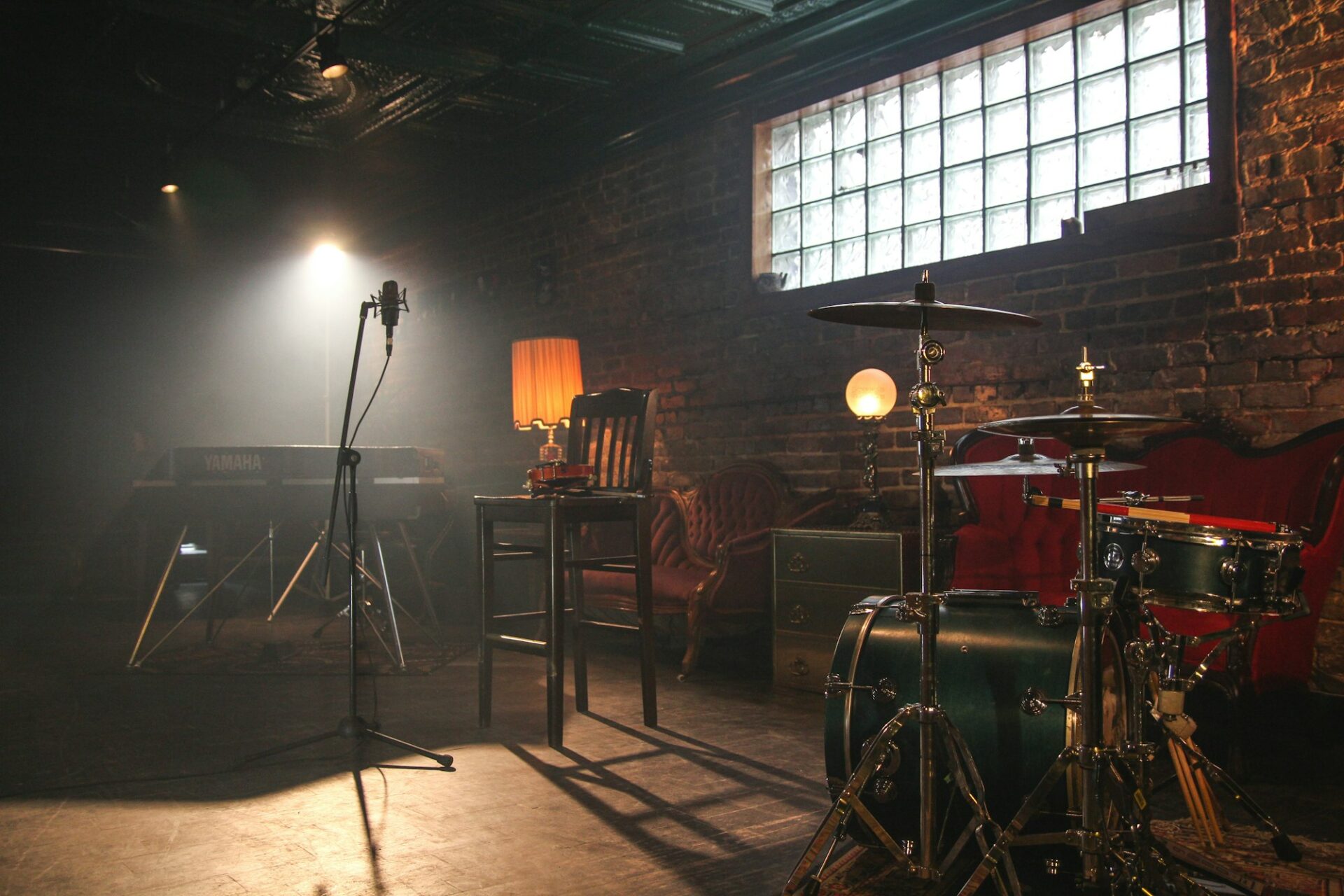 Salle de musique éclairée avec instruments installés pour un enregistrement en conditions live