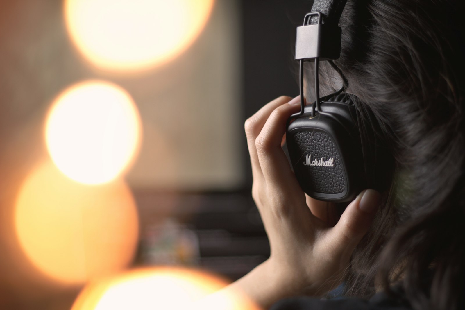 Personne portant un casque noir, comme un chanteur écoutant son retour pendant la prise