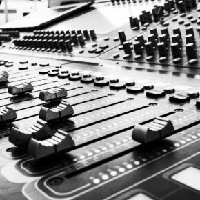 Gros plan sur les potentiomètres d’une console de mixage en studio