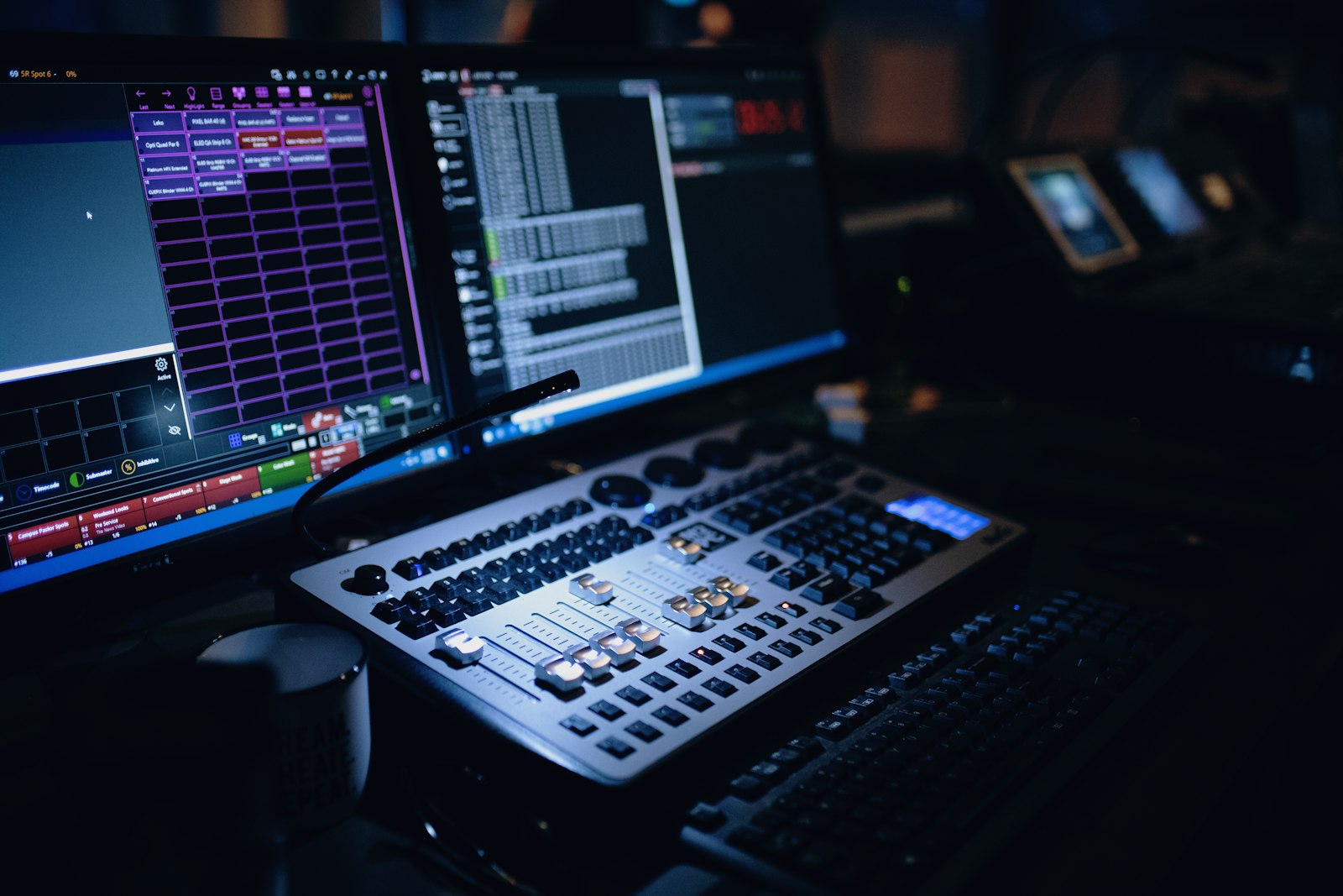 Écran d’ordinateur affichant une session audio dans un studio sombre