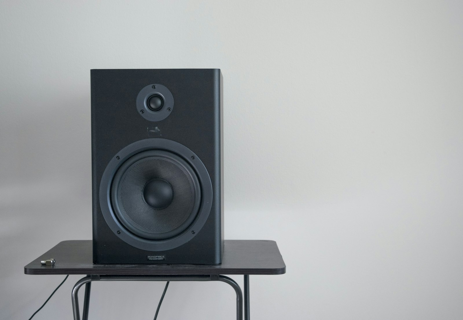 Enceinte de monitoring de studio posée sur un bureau dans la lumière du soir