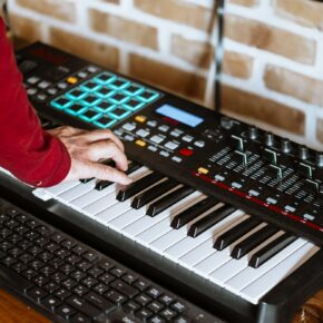 Musicien jouant sur un piano électrique pour préparer la maquette d’un morceau