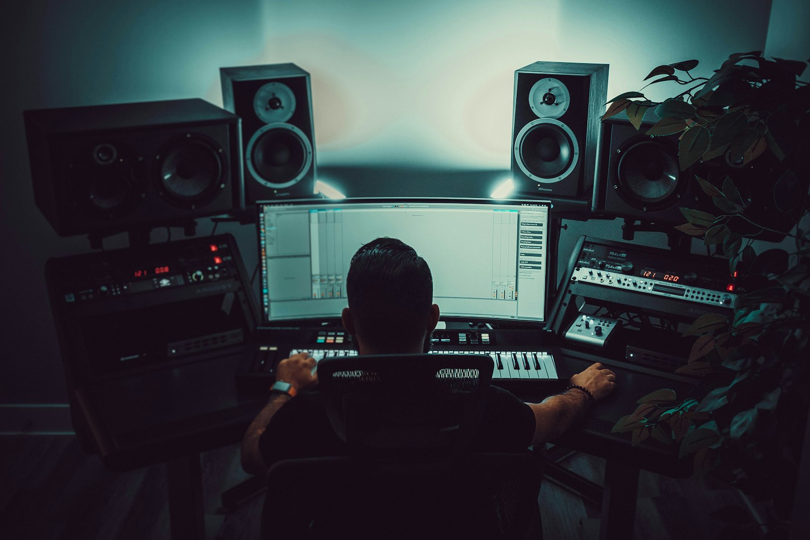Personne écoutant attentivement une session devant les écrans d’un studio