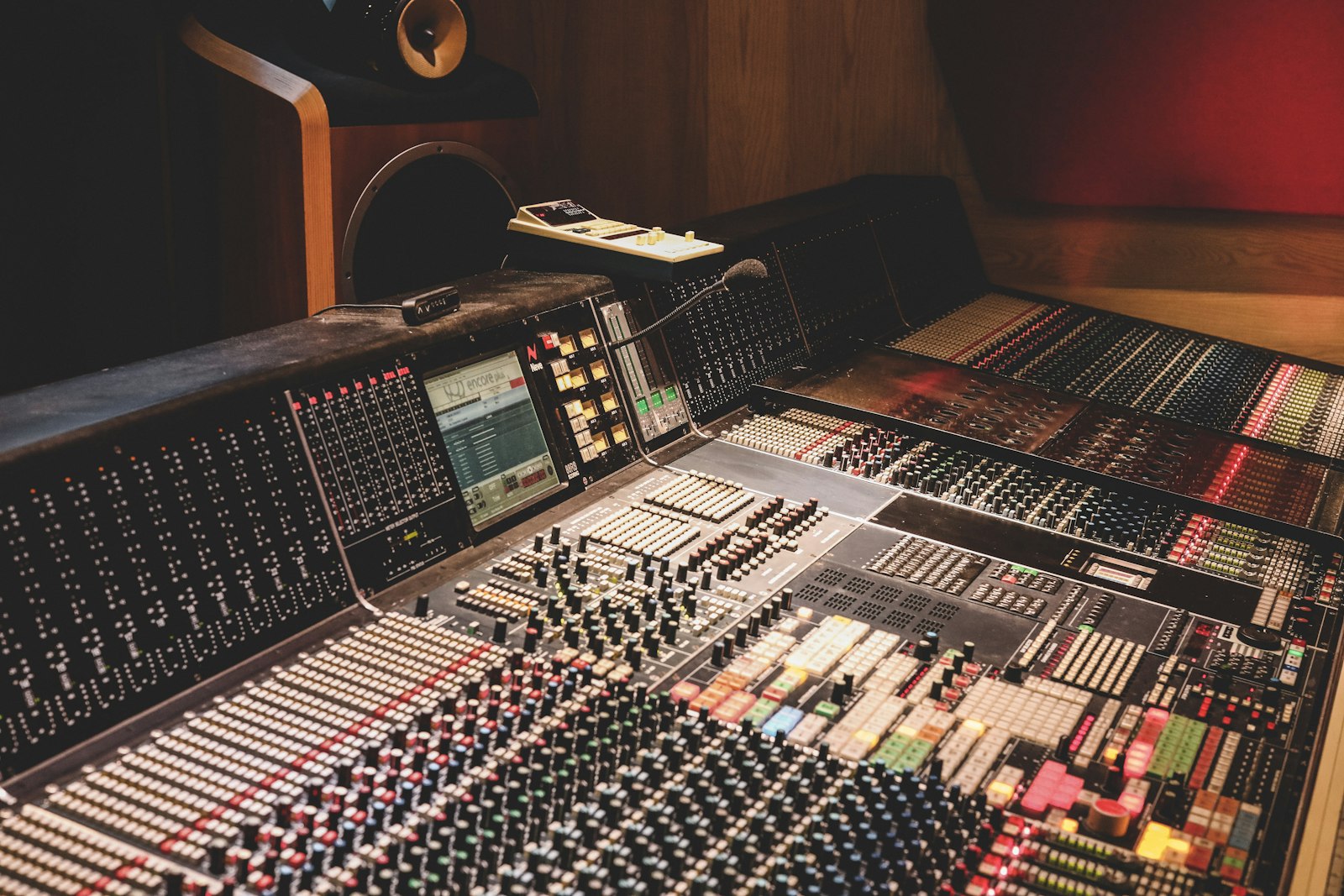 Console de mixage audio dans un studio, étape de finalisation des titres avant la sortie