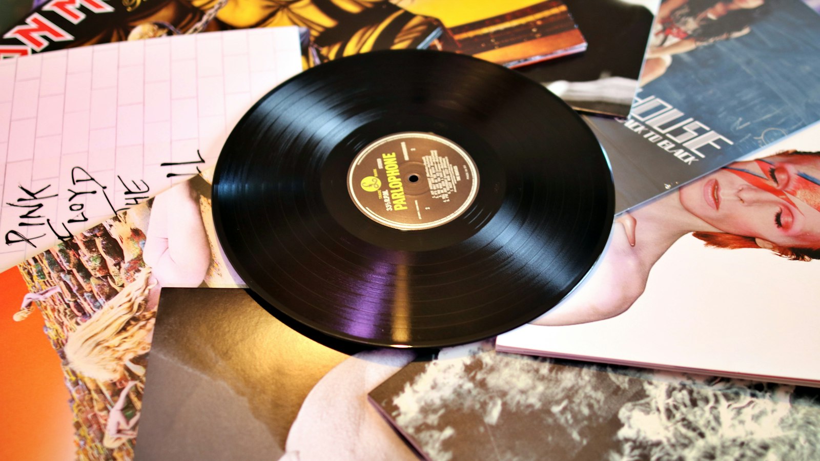 Disque vinyle noir tenu en main, symbole de l’édition physique d’un album
