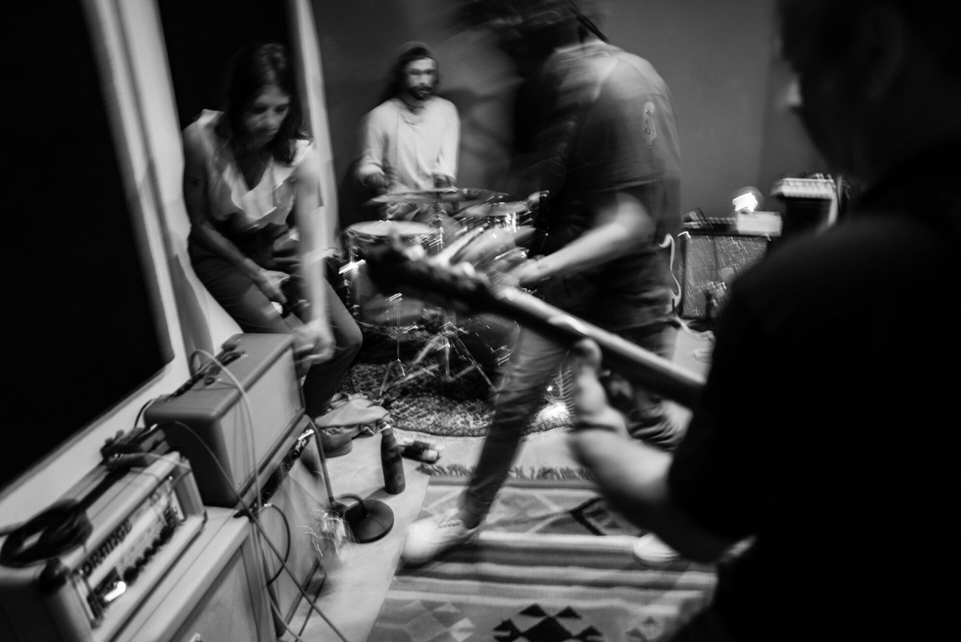 Groupe de musiciens jouant ensemble dans une pièce sombre