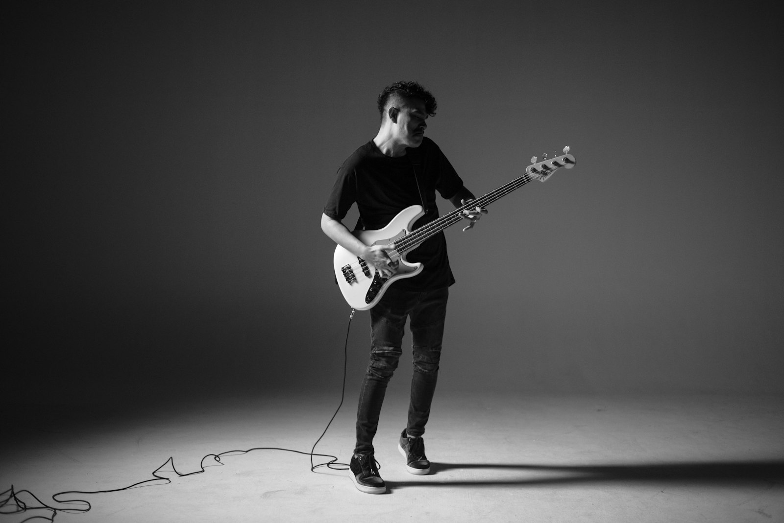Portrait en noir et blanc d’un guitariste jouant