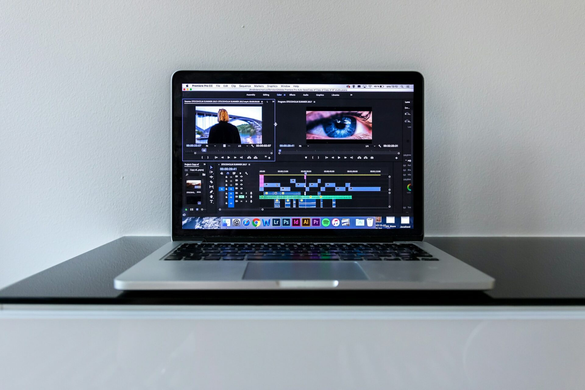 Ordinateur portable ouvert sur un bureau noir, prêt pour l’export des masters