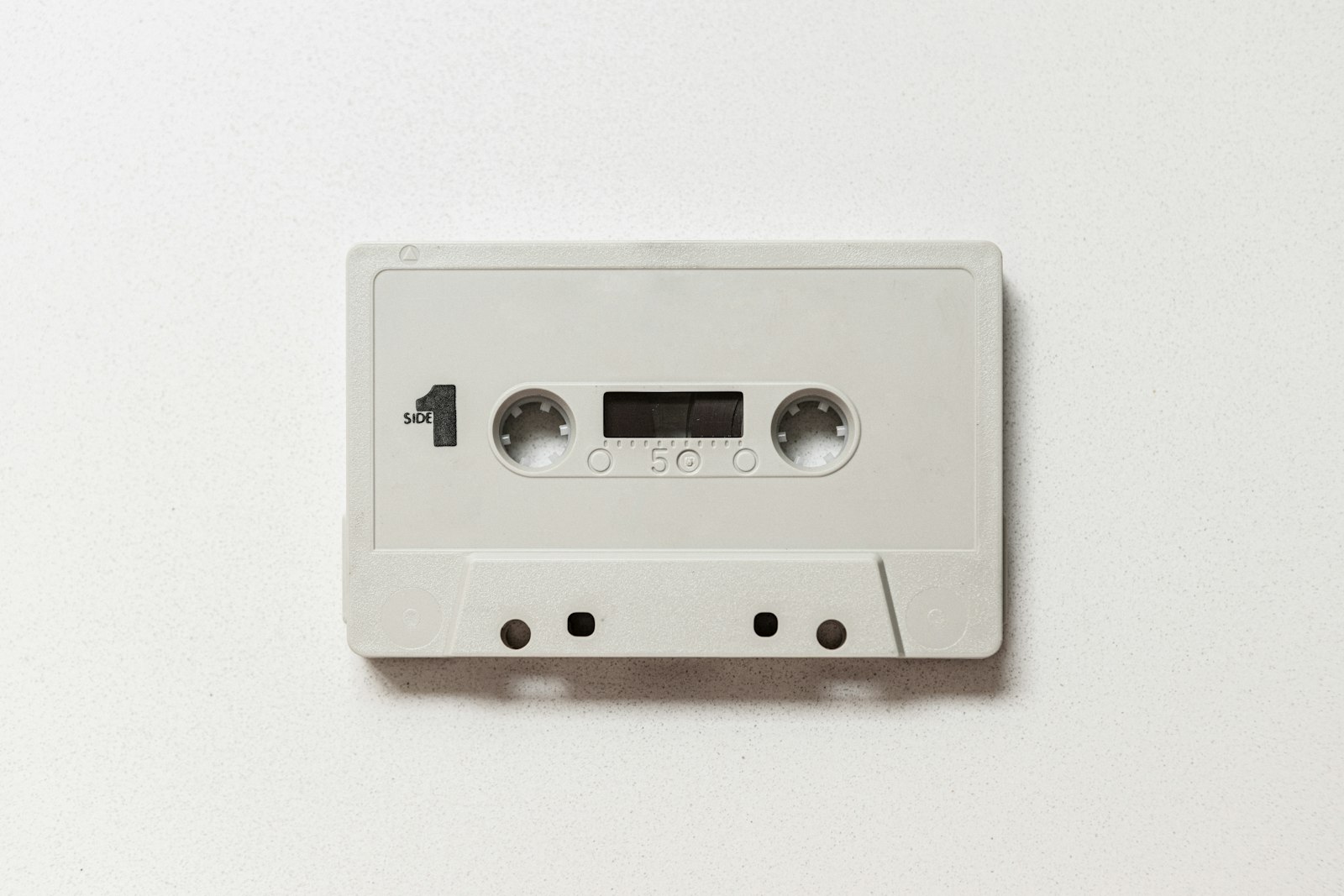 Cassette audio blanche sur fond clair