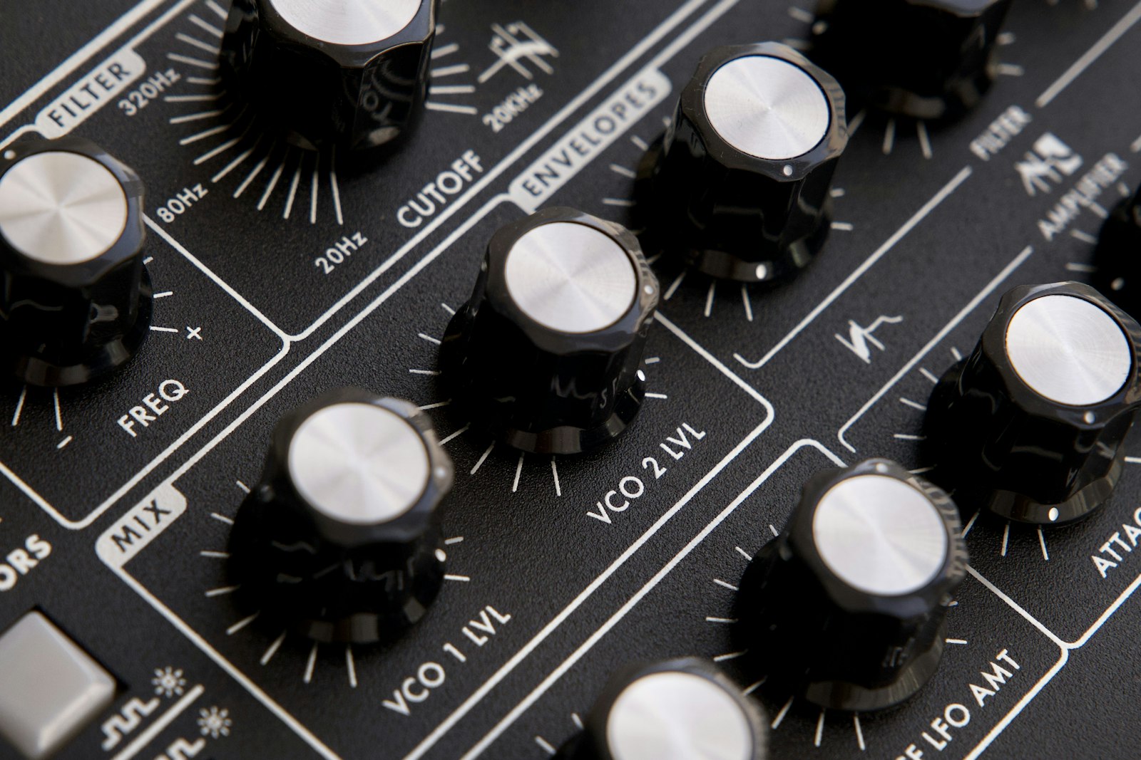 Gros plan sur les potentiomètres d’une machine de production musicale