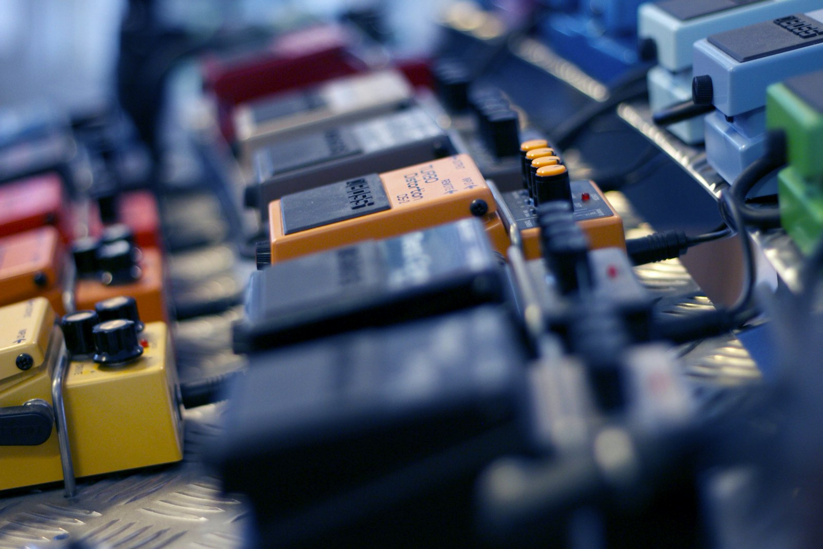 Rangée de pédales d’effets pour guitare photographiées en gros plan