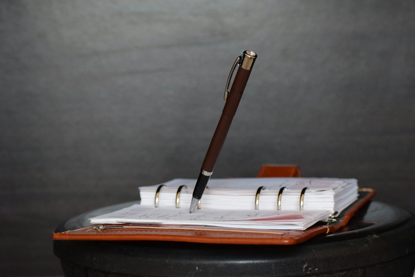 Stylo posé sur un carnet blanc, symbole de la relecture des crédits