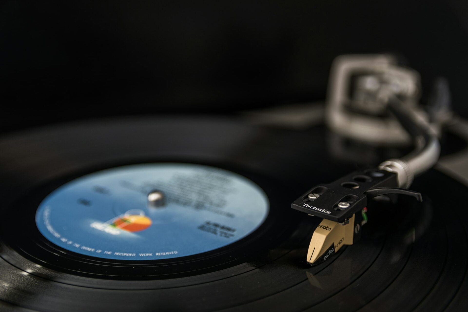 Disque vinyle tournant sur une platine, étiquette centrale visible