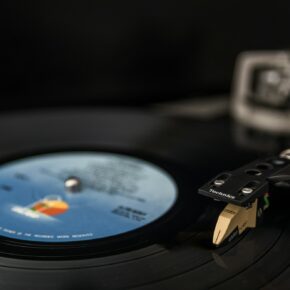 Disque vinyle tournant sur une platine, étiquette centrale visible