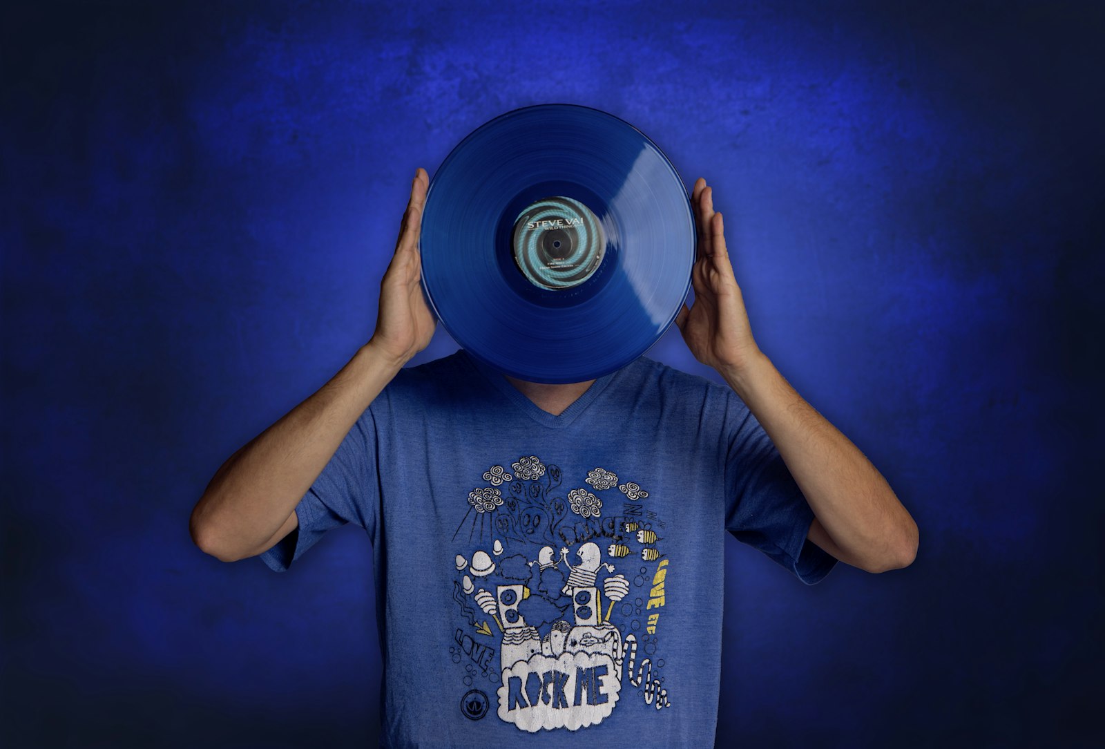 Personne tenant un disque bleu devant elle