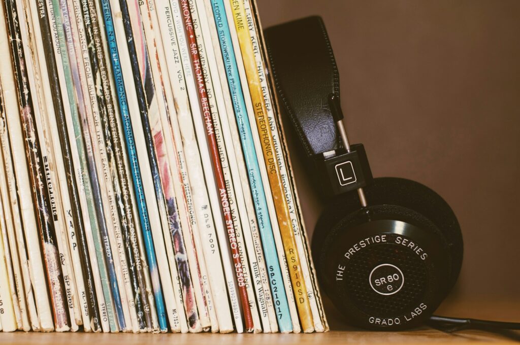 Casque audio posé contre une rangée de disques vinyles