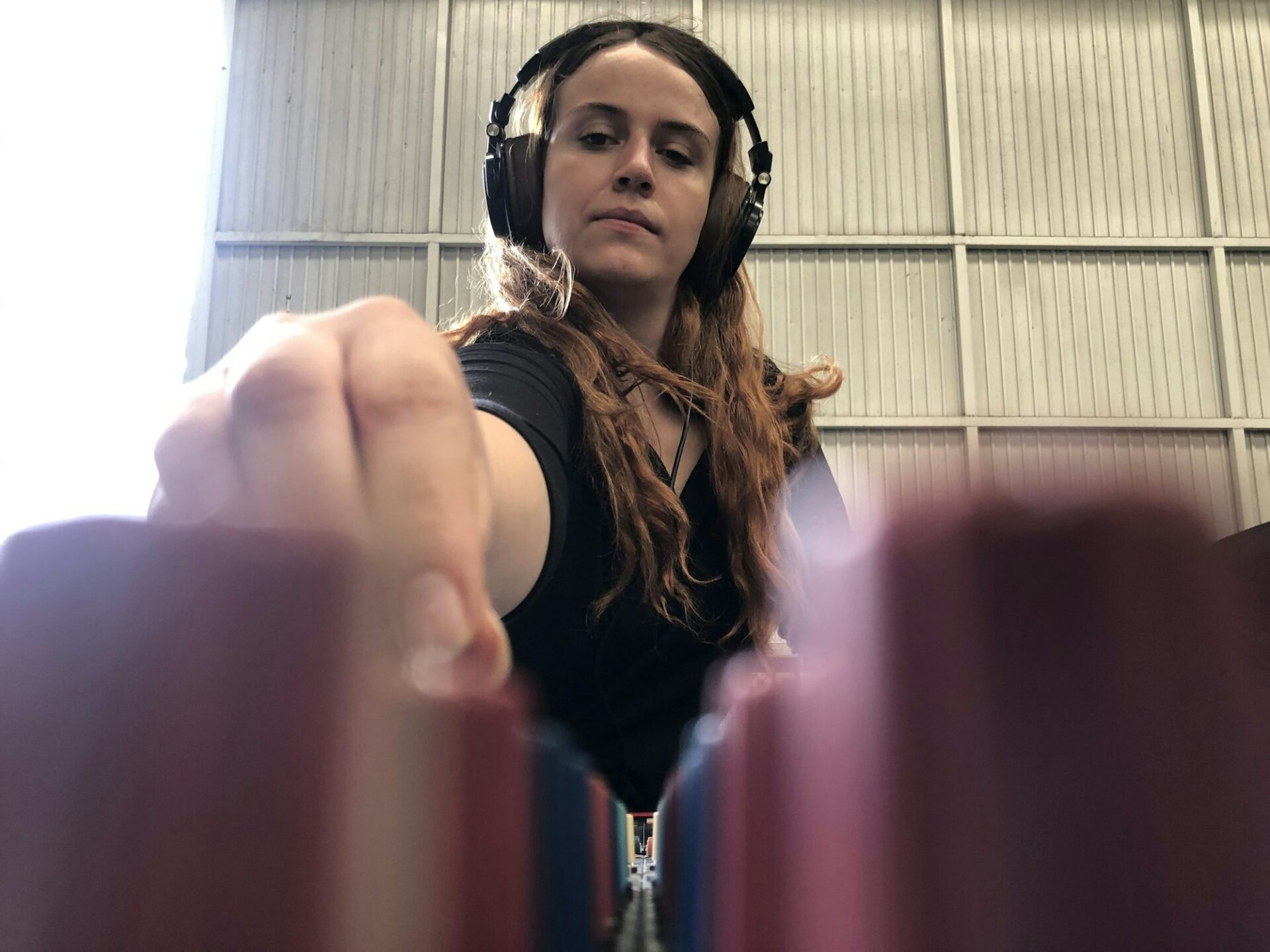 Ingénieure du son travaillant à la console avec un casque