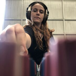 Ingénieure du son travaillant à la console avec un casque