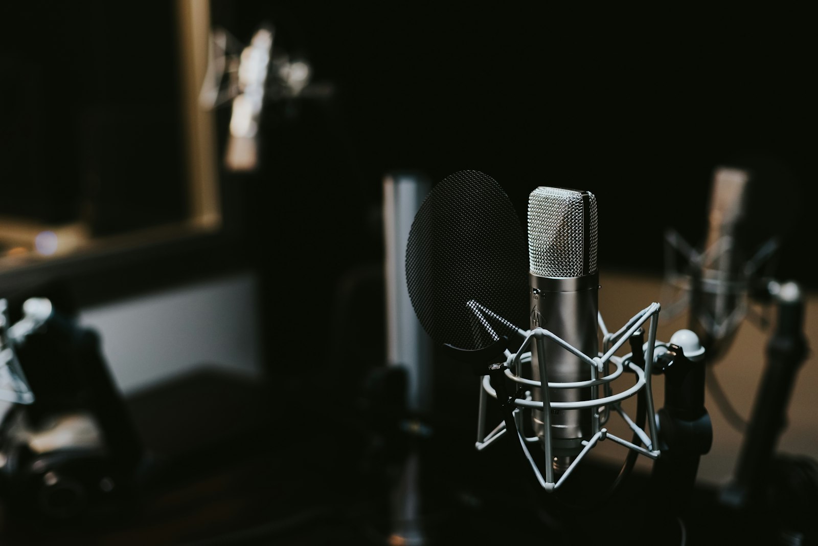 Gros plan sur un micro statique de studio dans la pénombre