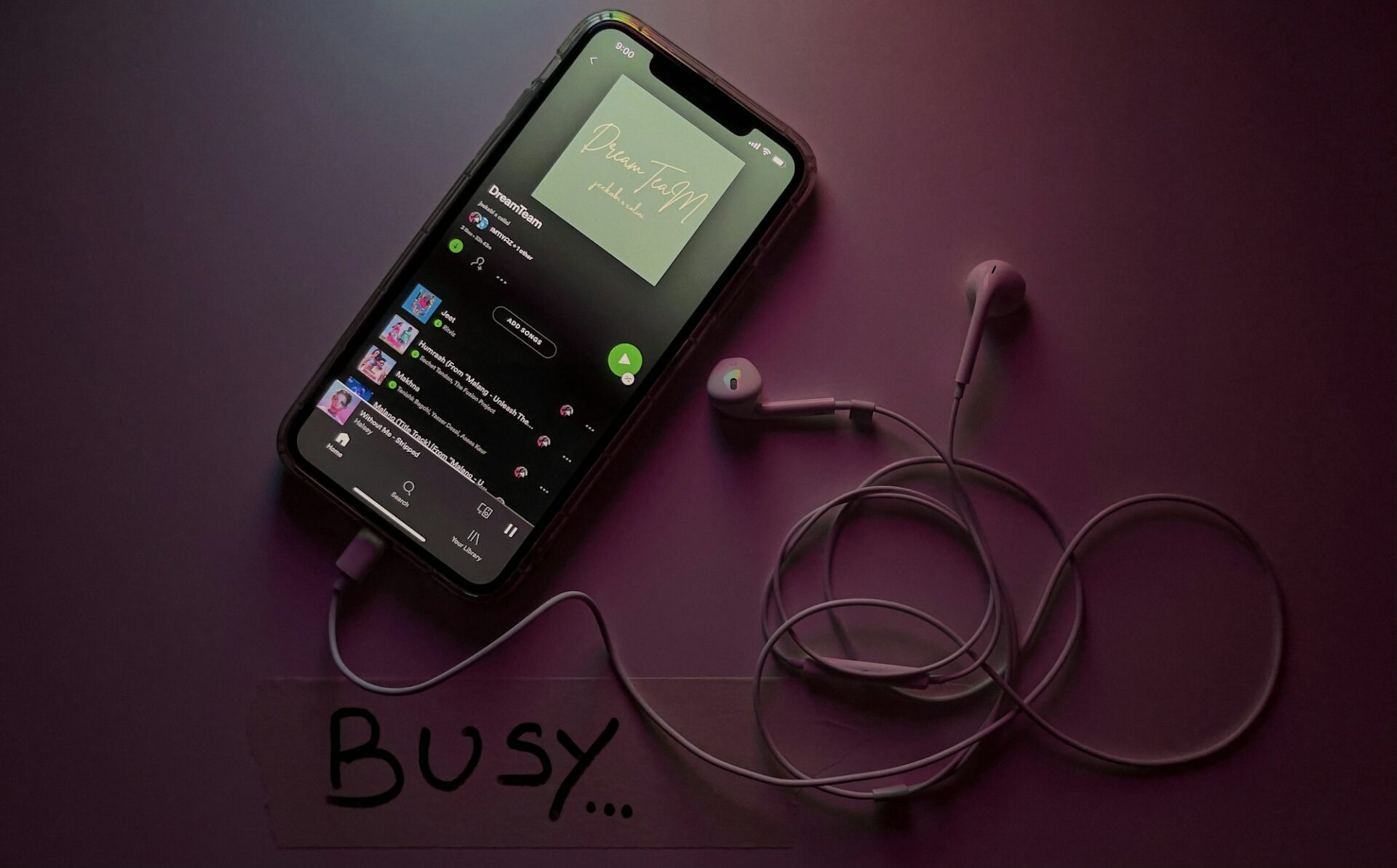 Smartphone posé sur une surface claire affichant une application musicale