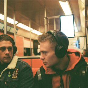 Deux personnes écoutant de la musique au casque côte à côte