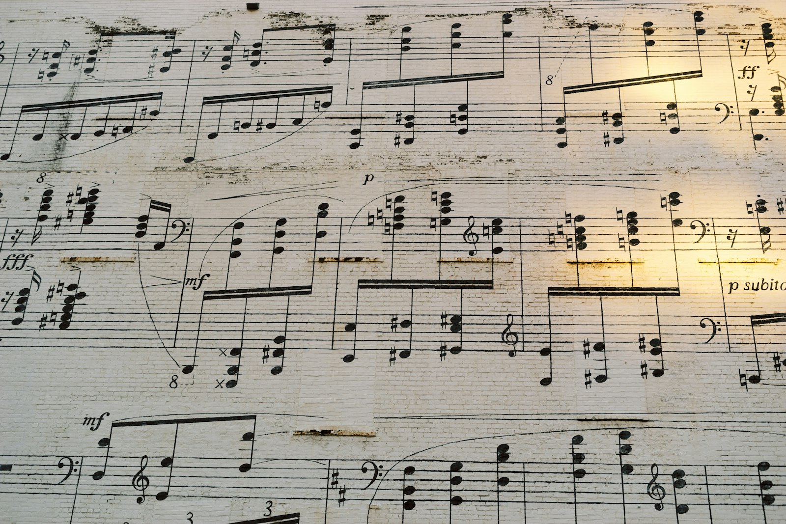Feuille de musique éclairée par la lumière dorée de fin de journée