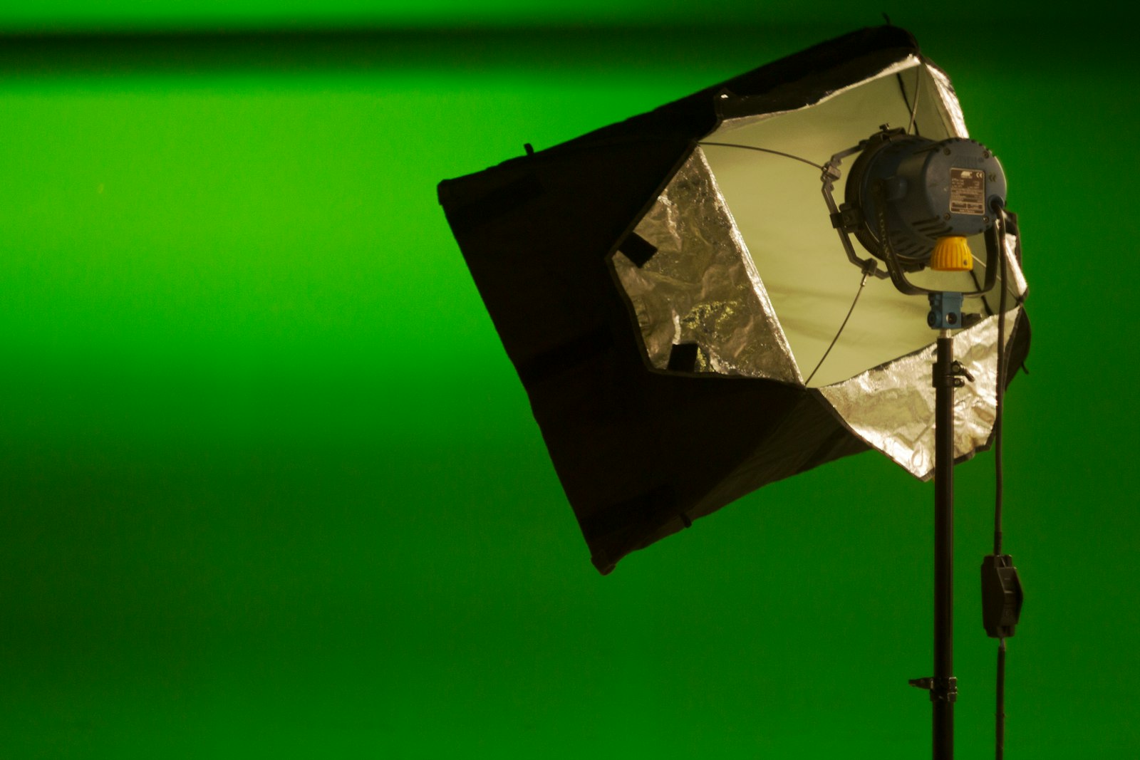 Projecteur de studio photo dans la pénombre