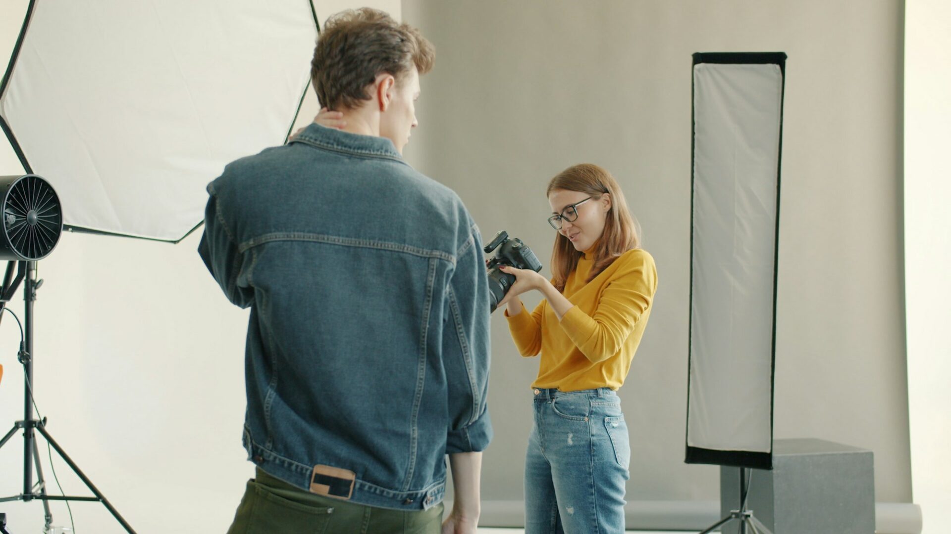 Photographe dirigeant une séance photo en studio