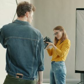 Photographe dirigeant une séance photo en studio