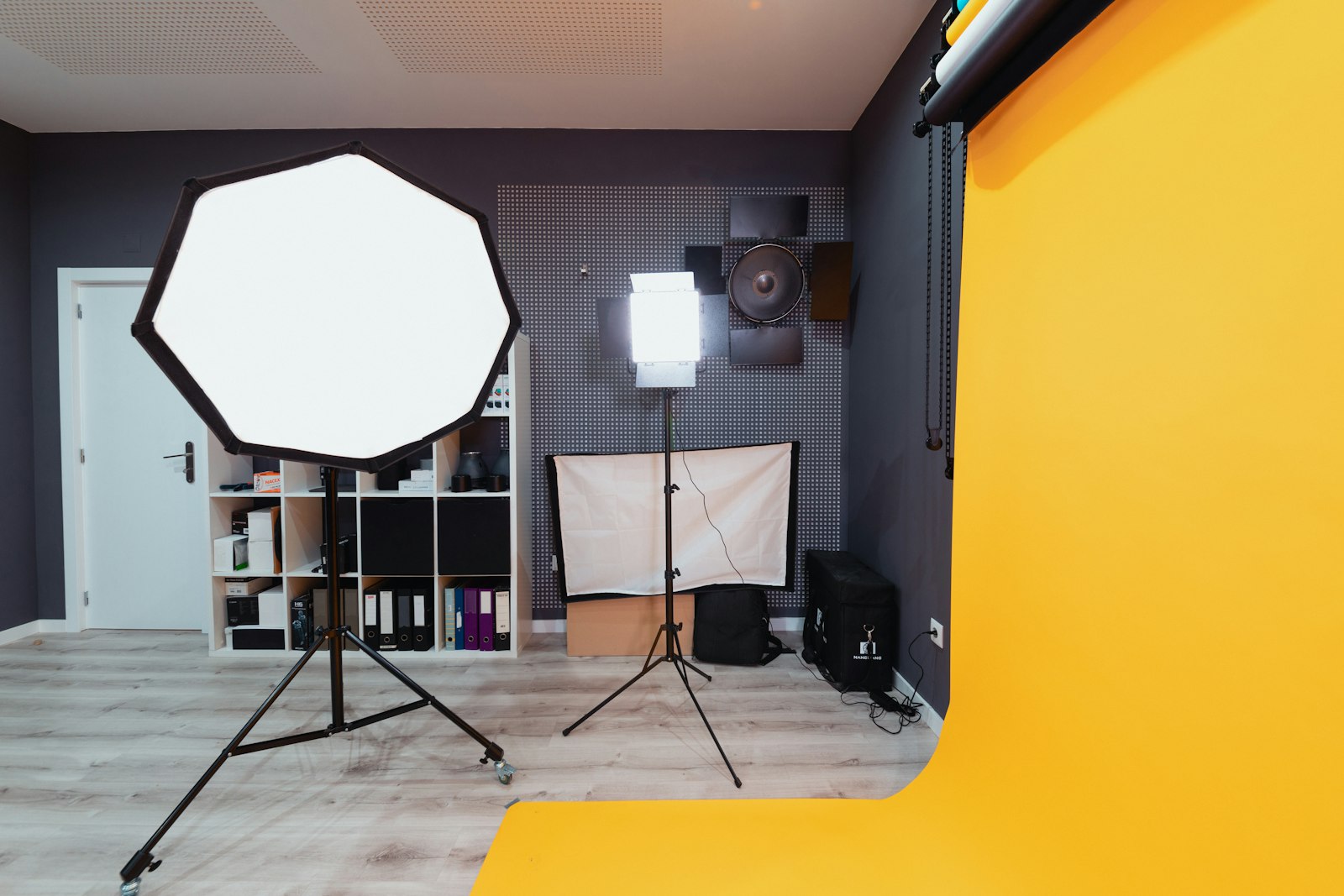 Studio photo avec fond, éclairage et trépied prêts pour une séance