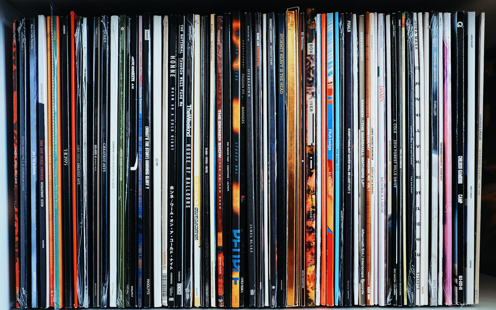 Étagère noire remplie de disques vinyles