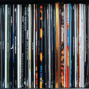 Étagère noire remplie de disques vinyles