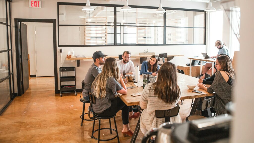 Personnes discutant autour d’une table lors d’une réunion de travail
