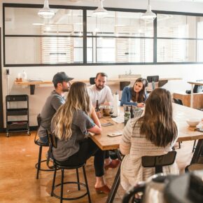 Personnes discutant autour d’une table lors d’une réunion de travail