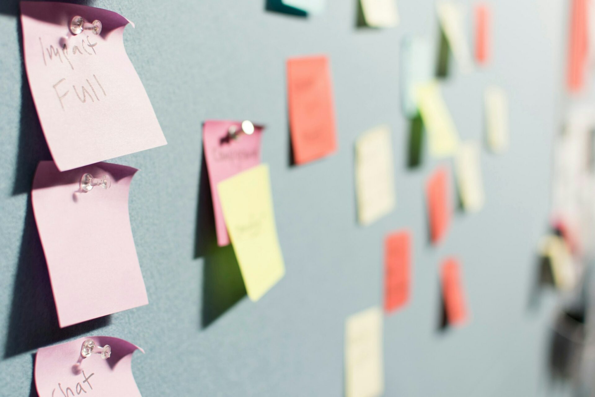 Tableau couvert de post-it colorés pour planifier une campagne