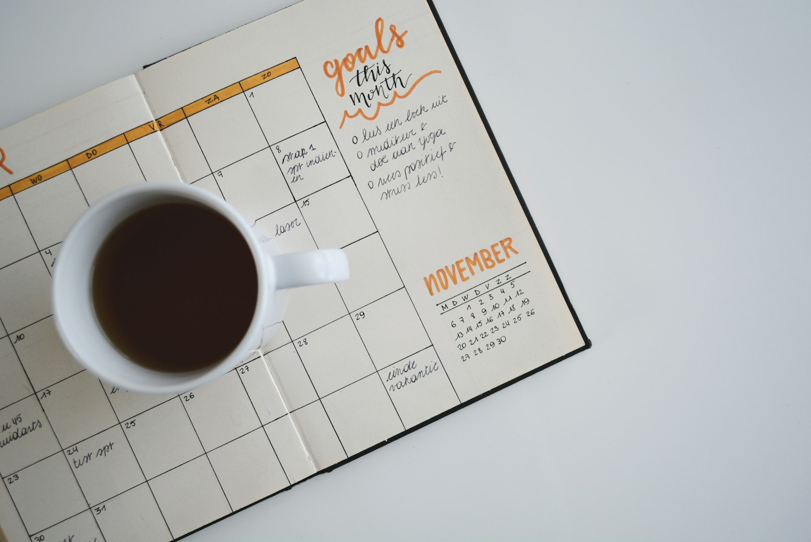Tasse de café posée sur un agenda ouvert
