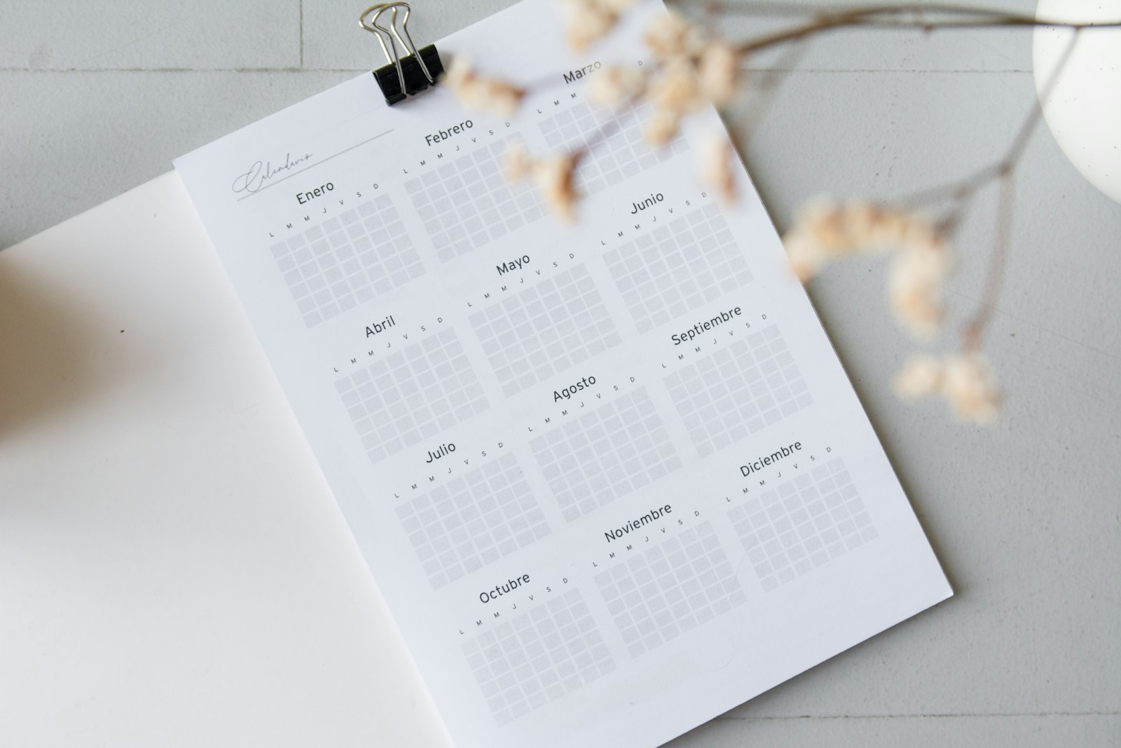 Planning mensuel imprimé posé sur un bureau
