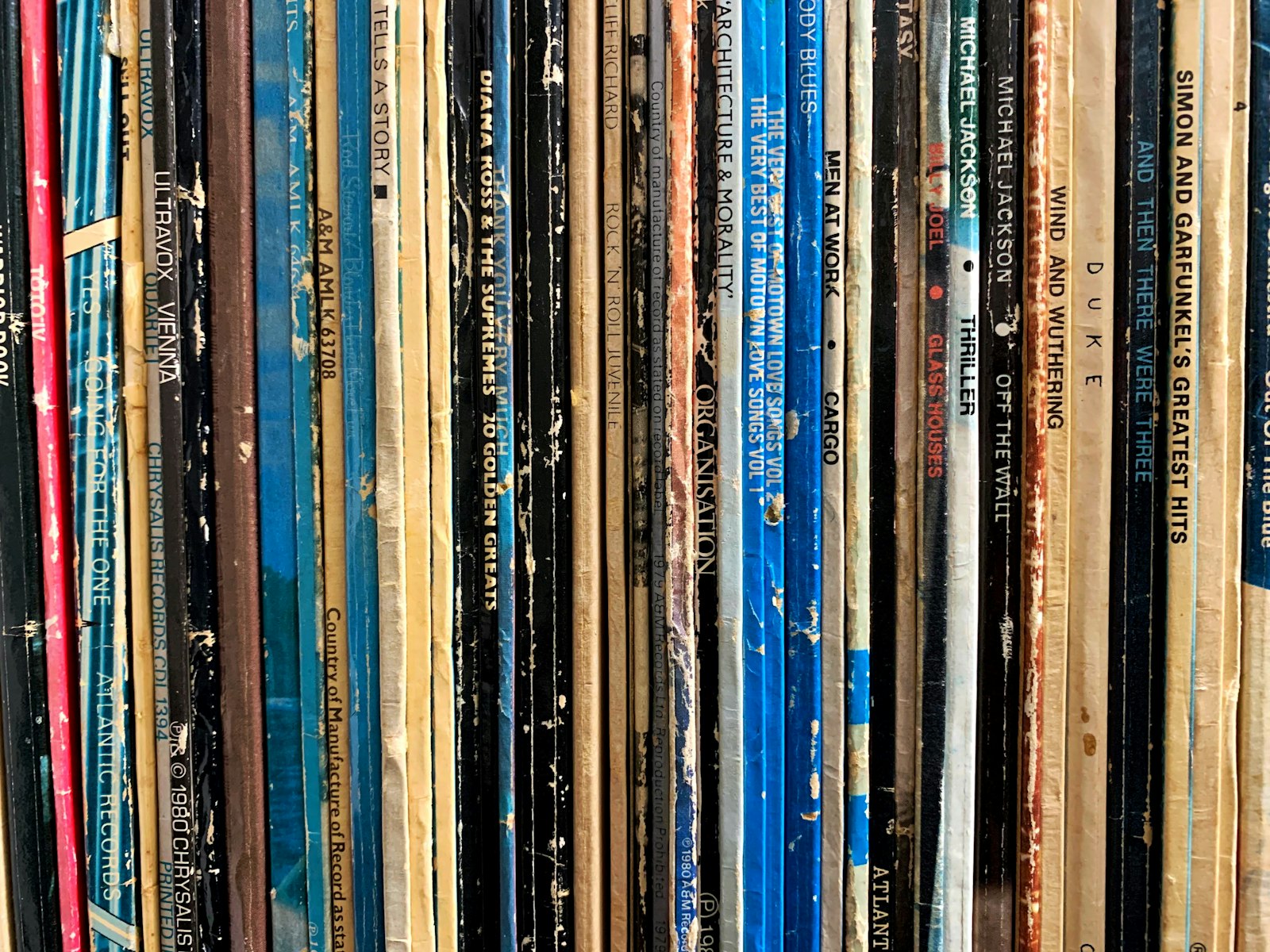 Collection de pochettes de disques rangées côte à côte