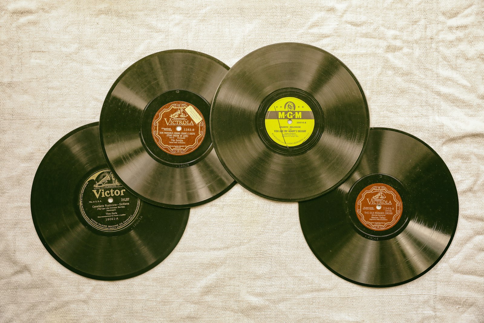 Disque noir ancien posé sur un tissu clair