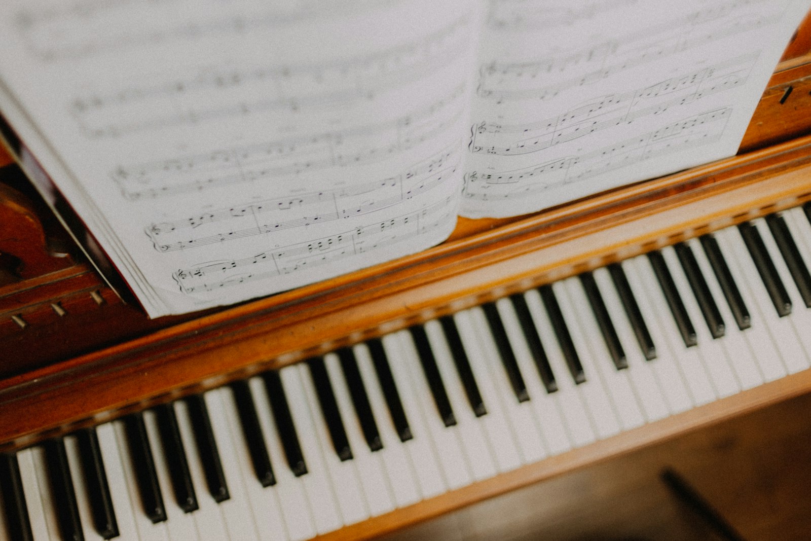 Partition posée sur un piano droit en bois
