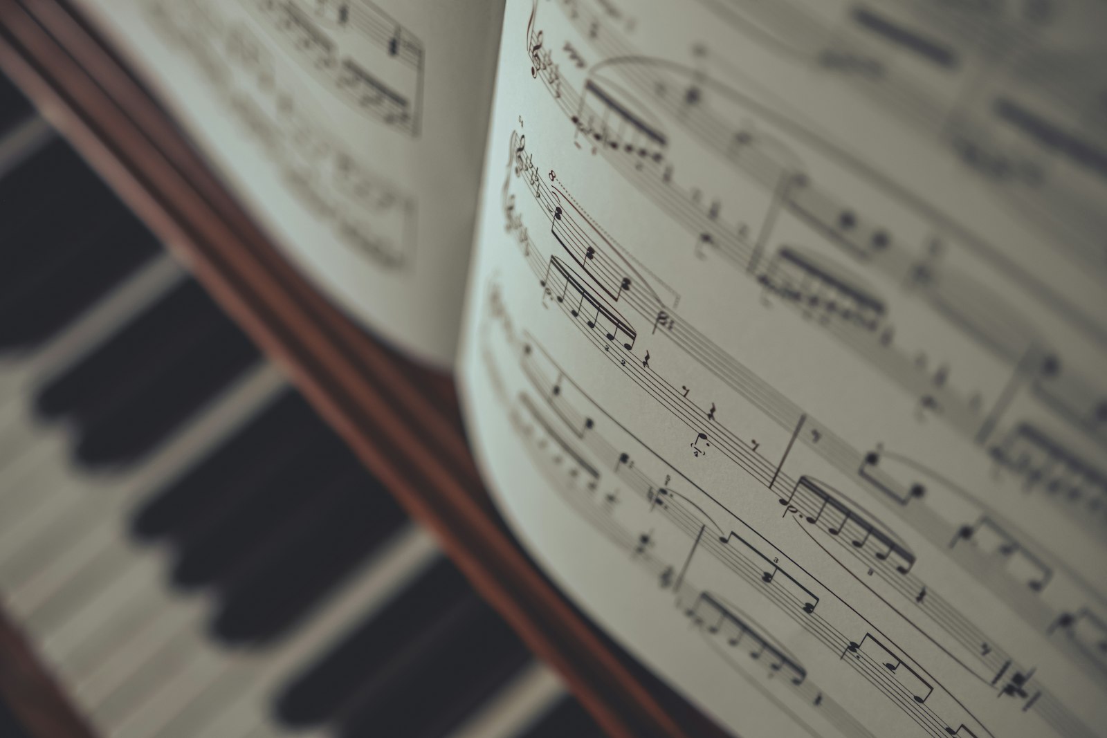 Recueil de partitions ouvert, symbole de l’œuvre musicale écrite