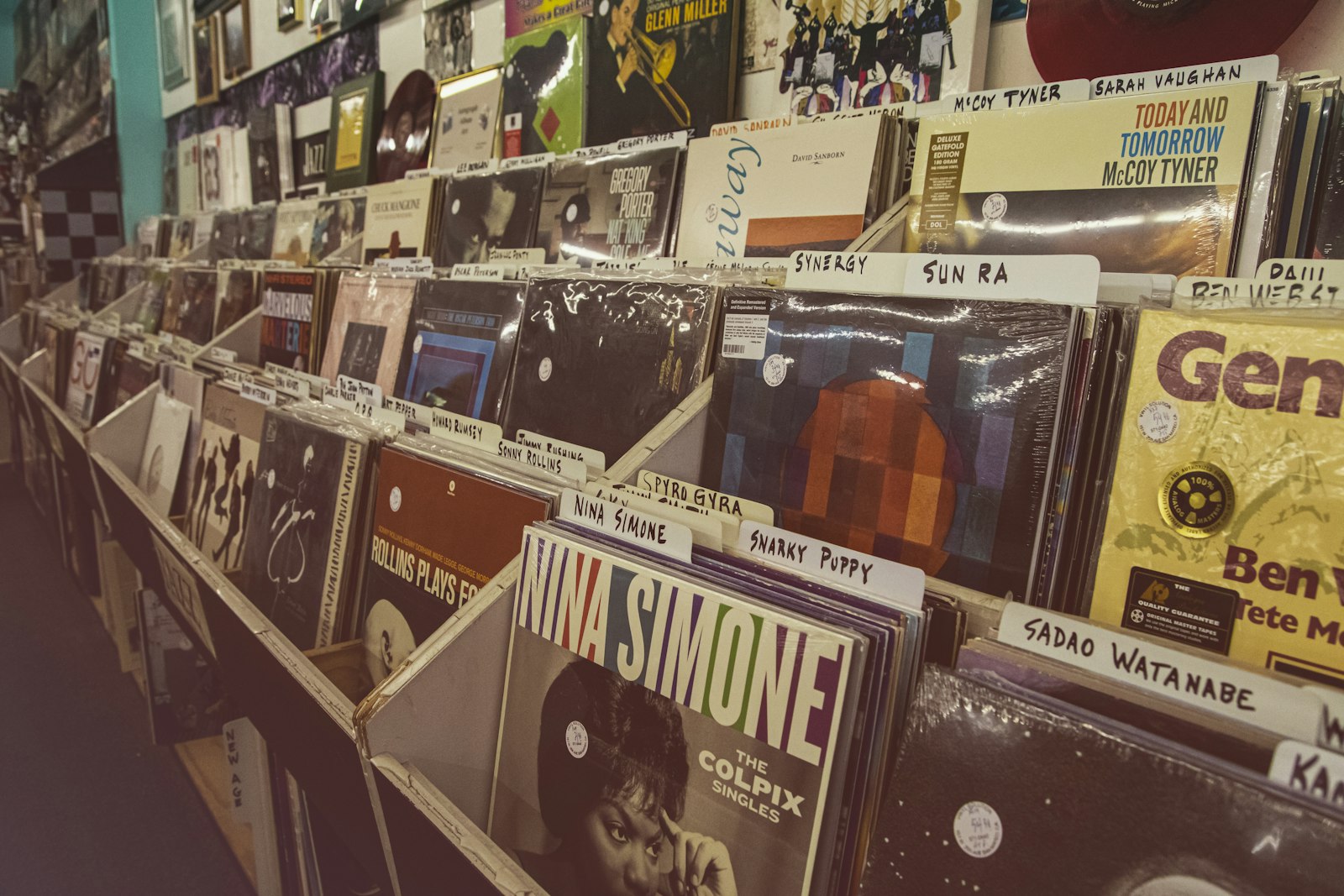 Rangée de disques classés par section dans les bacs d’un disquaire