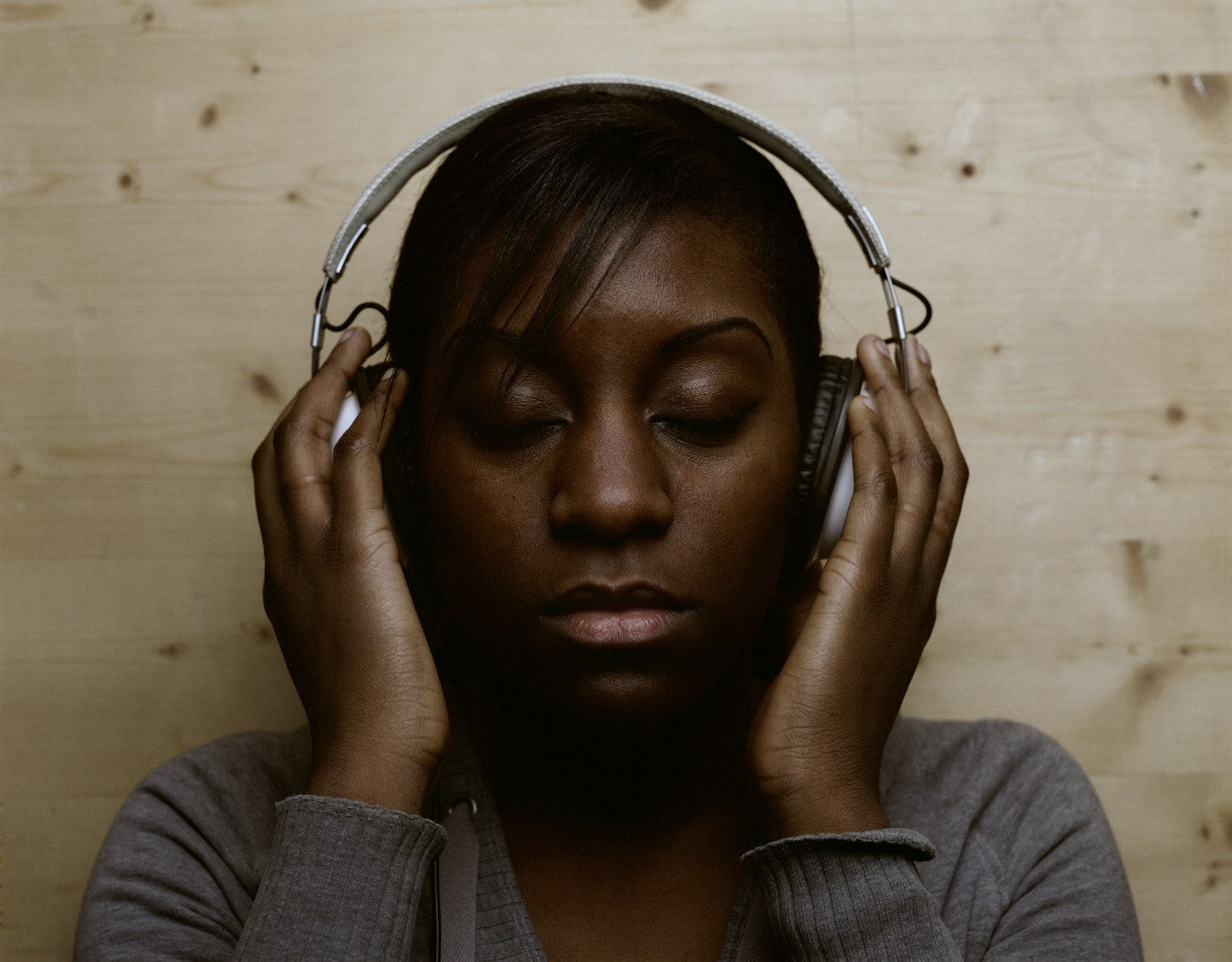 Portrait d’une personne portant un casque audio