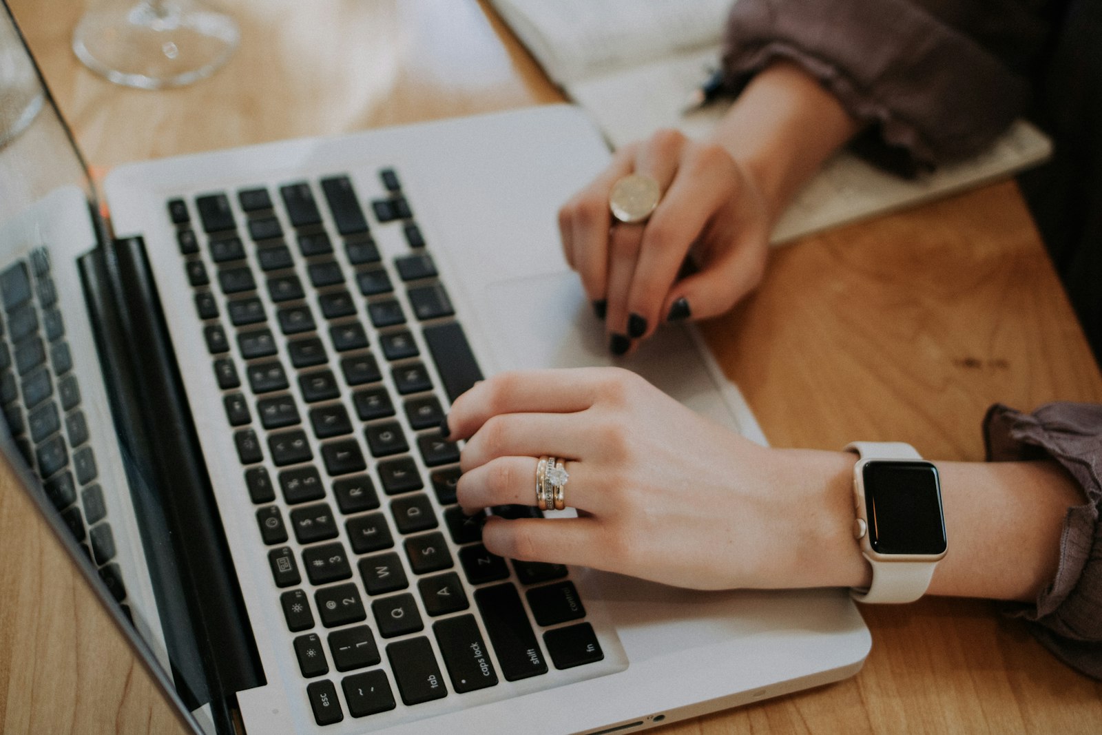 Personne rédigeant un texte sur un ordinateur portable